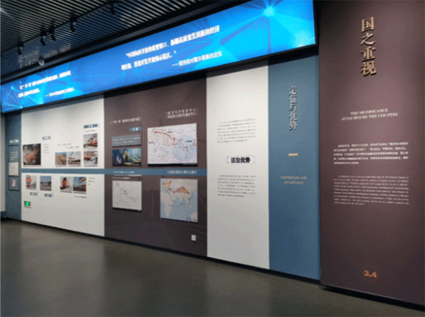 宣絨布加極窄型材展板，亞克力立體字