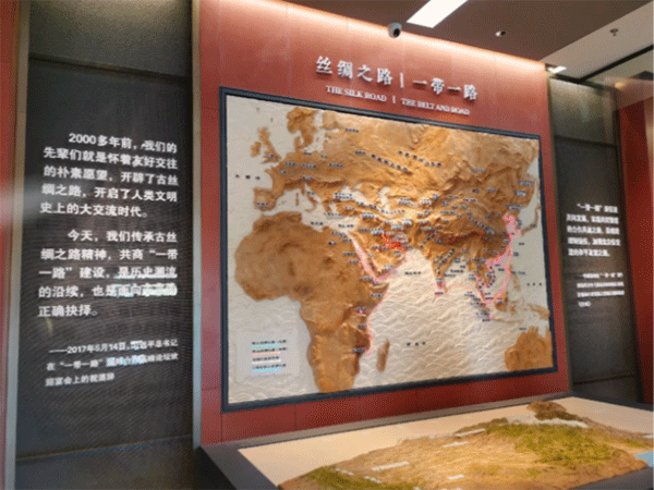 宣絨布加極窄型材展板，亞克力立體字